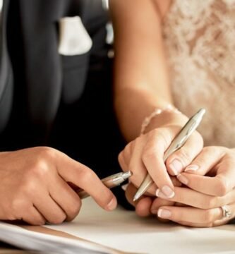 結婚届に署名しようとしているカップルの画像
