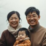 夫婦と息子が笑顔でいる家族の画像