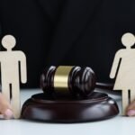 裁判官の小槌を中央に置いたカップルの紙のシルエットの画像