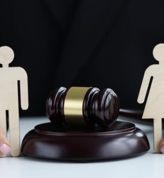 裁判官の小槌を中央に置いたカップルの紙のシルエットの画像