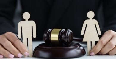 裁判官の小槌を中央に置いたカップルの紙のシルエットの画像