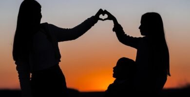2 人の人物と 1 人の子供の画像。黒いシルエットだけが見えます。