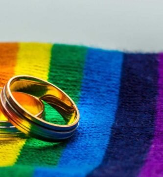 2つの婚約指輪が描かれたLGBT旗の画像