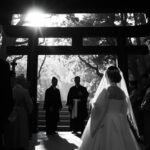 聖域で結婚しようとしているカップルの白黒写真