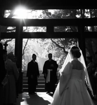 聖域で結婚しようとしているカップルの白黒写真