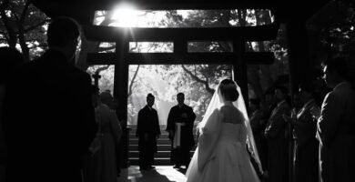 聖域で結婚しようとしているカップルの白黒写真